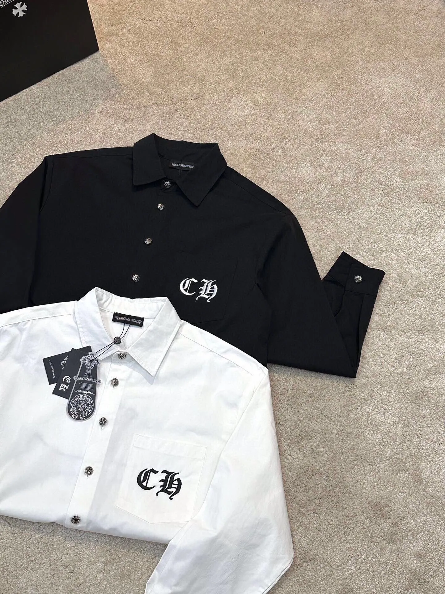 P430 Chrome Hearts leather cross leather embroidery shirt jacket! OS version can be worn by both men and women! The fabric is made of twill gauze cotton fabric! The texture is clear and smooth, not easy to wrinkle or fade! The embroidery process is complex and repetitive, and the requirements for the embroidery machine are very strict. The distance is always 45 centimeters! It won’t work if the spacing is too big, and it won’t work if it’s too small! The hardware is all carved and cast. This piece of clothing consumes a lot of material. More than 3 meters of material is used for one piece of clothing! After the garment is made, it needs to be fixed at high temperature, washed at a water temperature of more than 70 degrees, and softened by adding softener to make the upper body softer and smoother!   Color: black white Size: m-3xl Style number: 5856